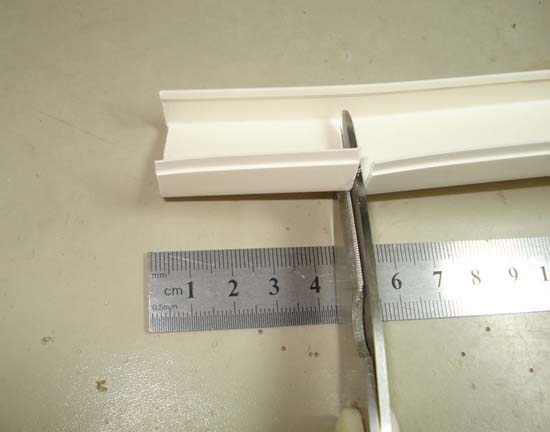 在剪下的一截pvc线槽上,用钢尺量出4厘米长度,用笔换好要剪裁的痕迹