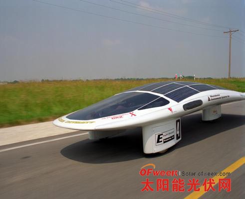 根据比赛规则,参赛团队必须驾驶太阳能汽车,从澳大利亚北部地方首府