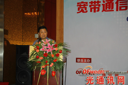 本次會(huì)議主持，華中科技大學(xué)教授，下一代互聯(lián)網(wǎng)接入系統(tǒng)國家工程實(shí)驗(yàn)室主任、光學(xué)與電子信息學(xué)院學(xué)術(shù)委員會(huì)主任：劉德明先生