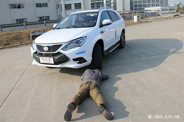 王传福与比亚迪的风雨二十年：从电池到新能源汽车