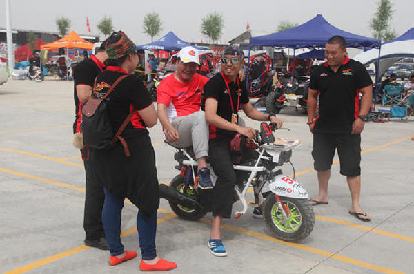 走近参加“魔鬼赛事”环塔拉力赛的比亚迪唐