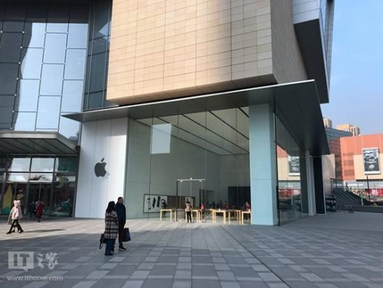 于是今天小编再次前往apple store青岛万象城店,我的iphone6s终于可以