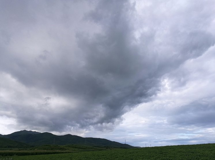(阴雨天气的强烈反差)