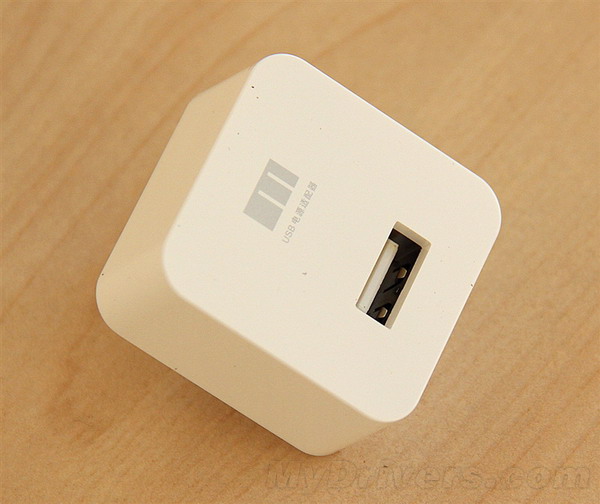 数据线和后壳开启器(正中间方形物体)