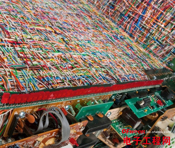 用废弃电子产品打造奢华家具（图）