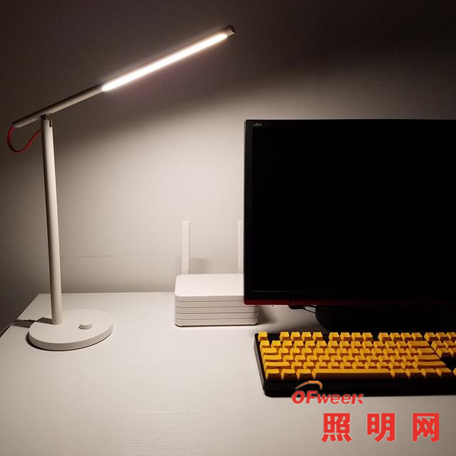 米家LED智能台灯开箱体验：灯光效果对比宜家台灯如何？