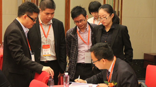 OFweek2014中国高科技行业投融资高峰论坛 与会人员现场交流