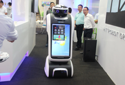上海机器人展另道风景：服务机器人最吸睛（图文）