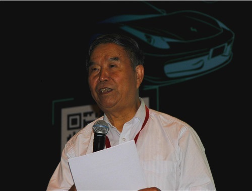 清华大学电动汽车研究室主任陈全世担任会议主持并致欢迎词