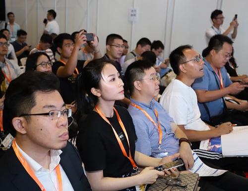 
参会人员全神贯注听讲